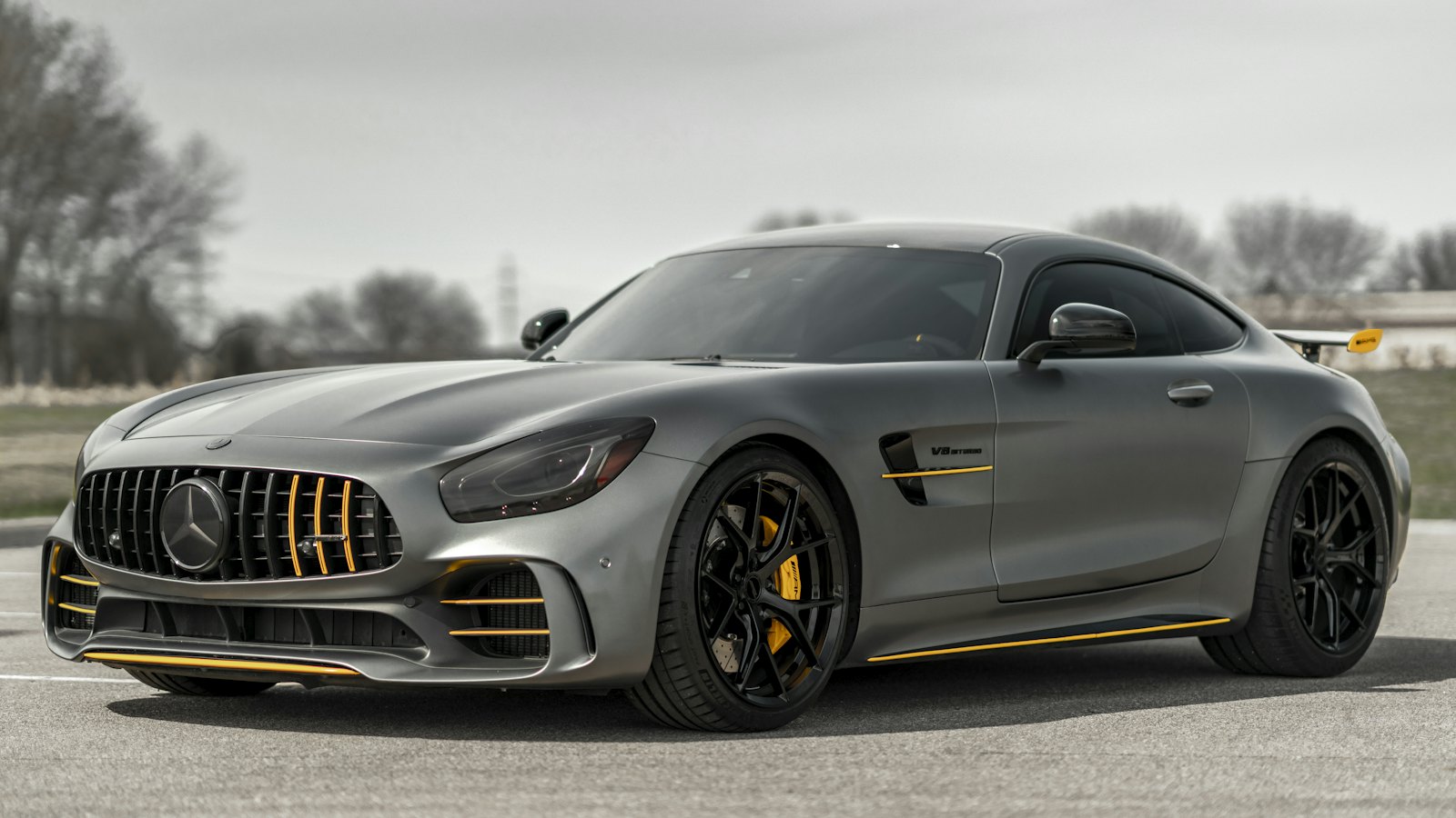 Mercedes-AMG gris en la carretera